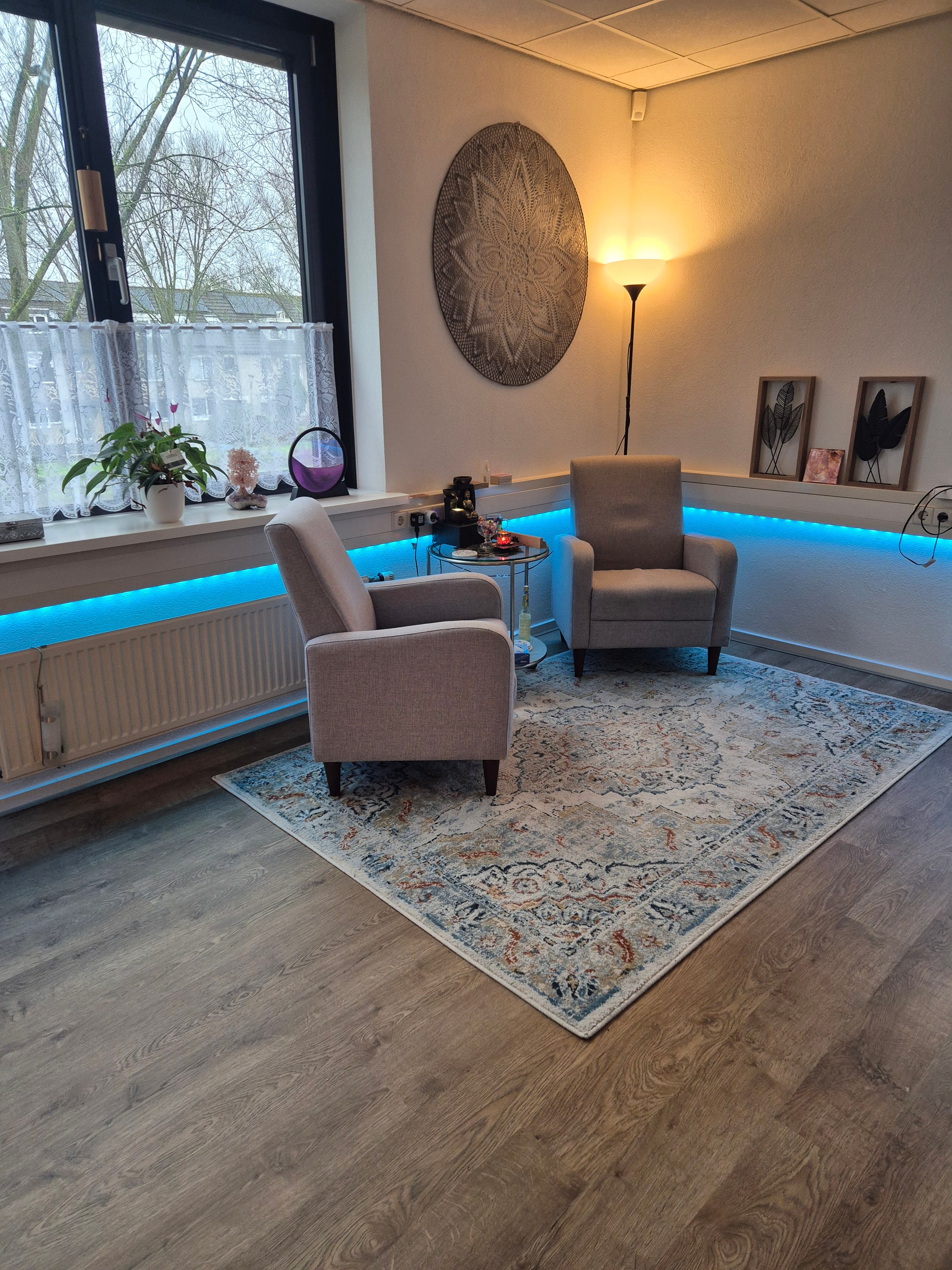 Ontspanningsruimte met comfortabele stoelen