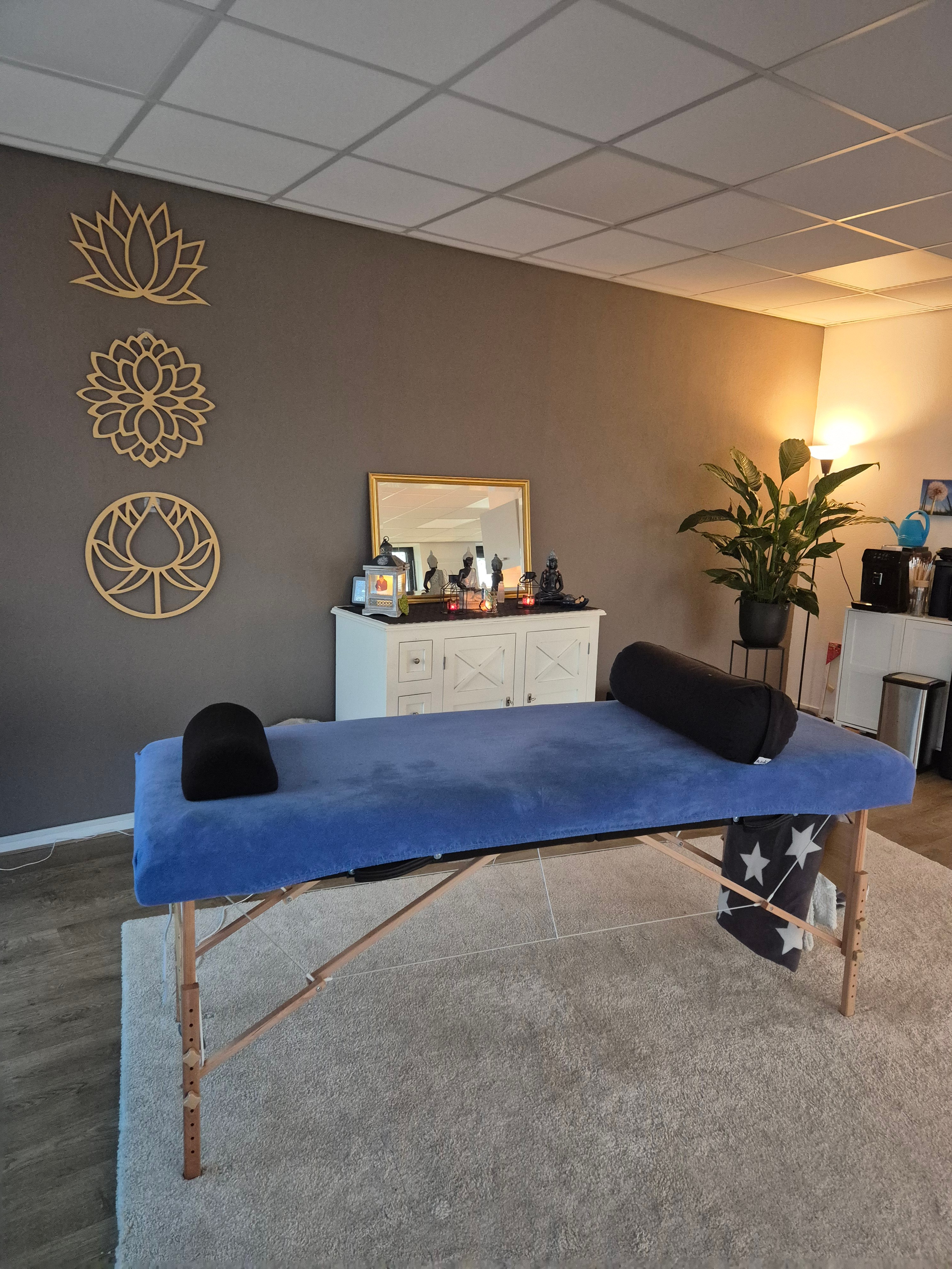 Behandelruimte met massage tafel bij Essence Healing